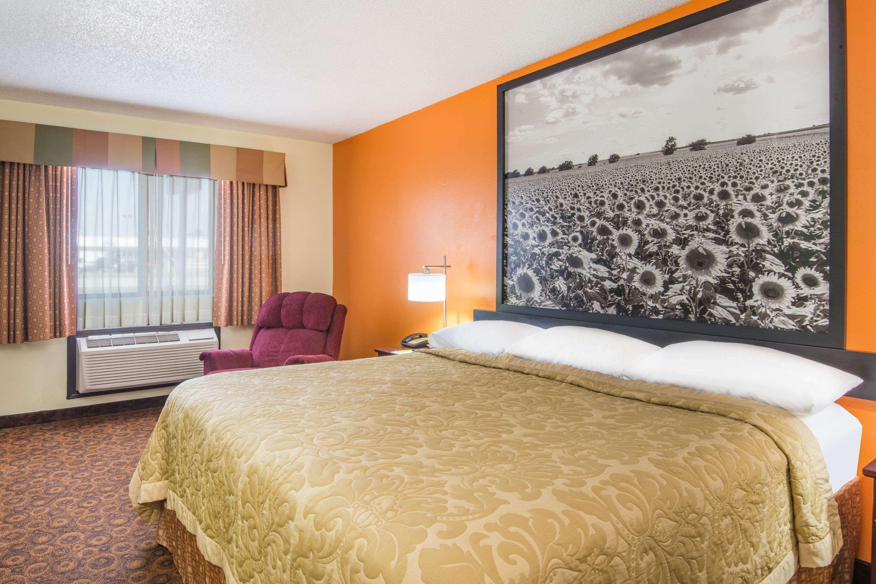 Motel Super 8 By Wyndham Emporia Extérieur photo