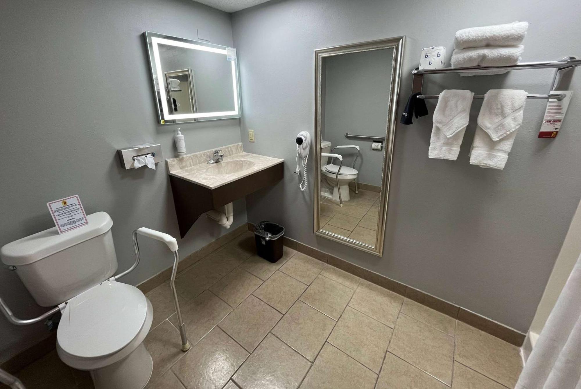 Motel Super 8 By Wyndham Emporia Extérieur photo