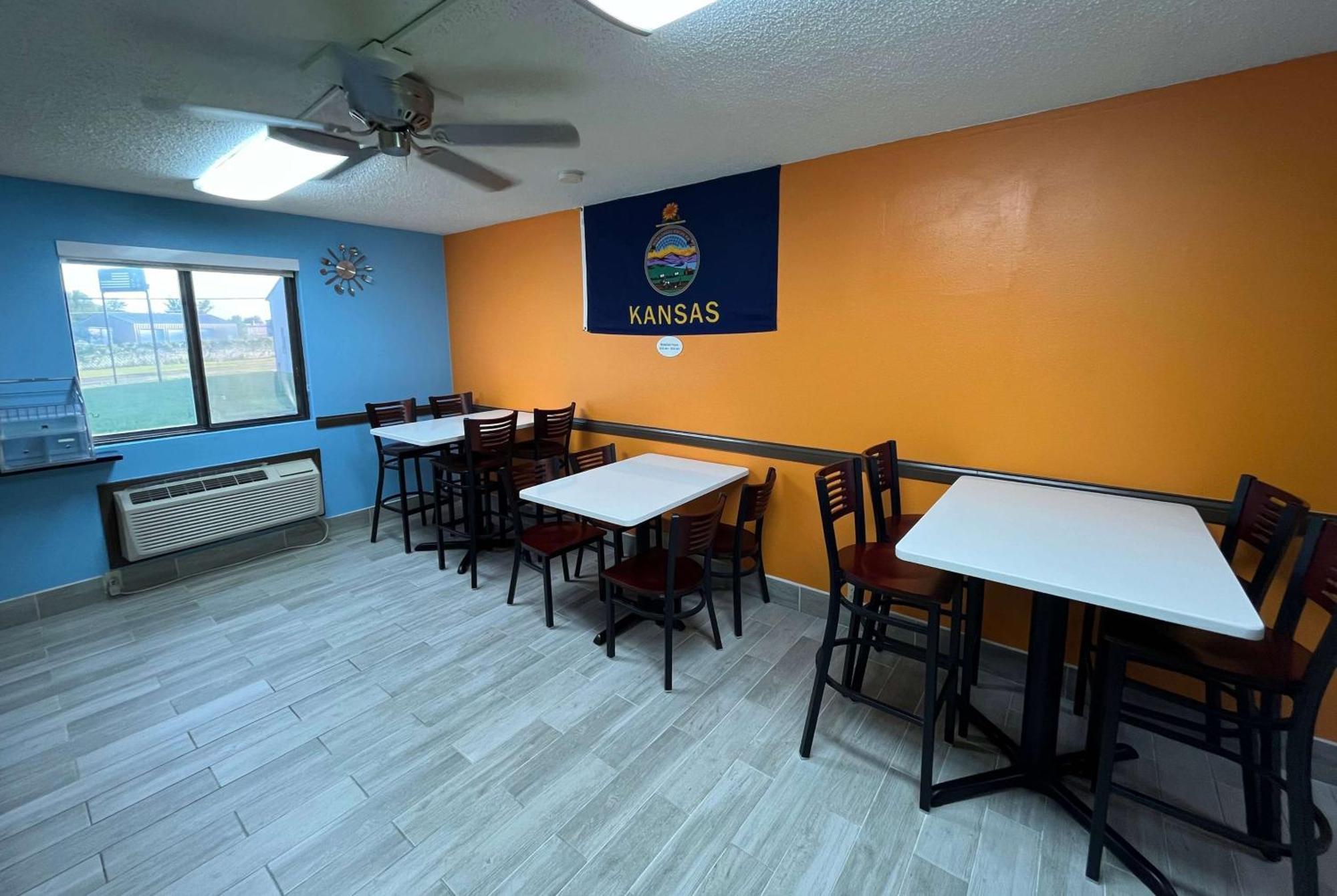 Motel Super 8 By Wyndham Emporia Extérieur photo