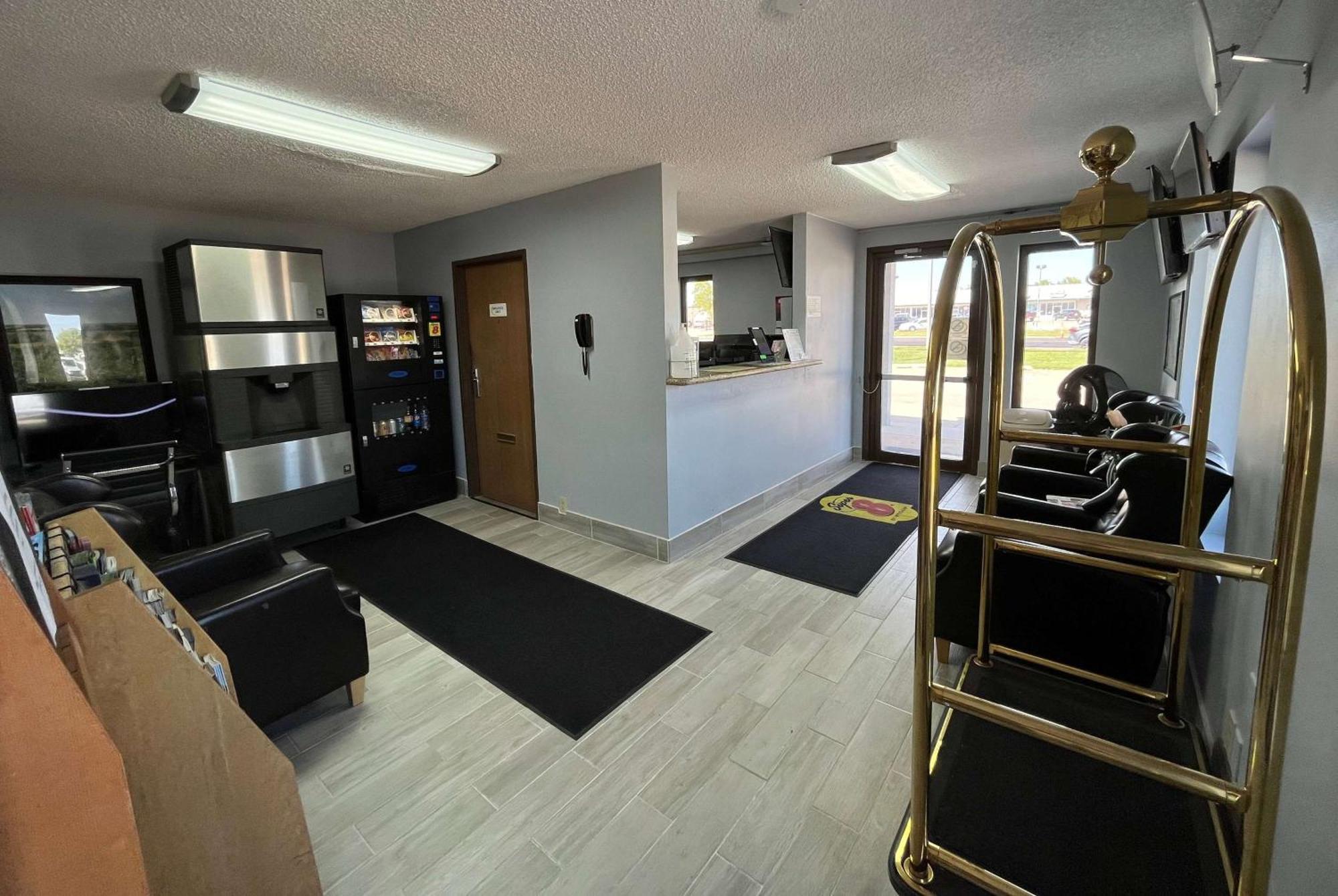 Motel Super 8 By Wyndham Emporia Extérieur photo