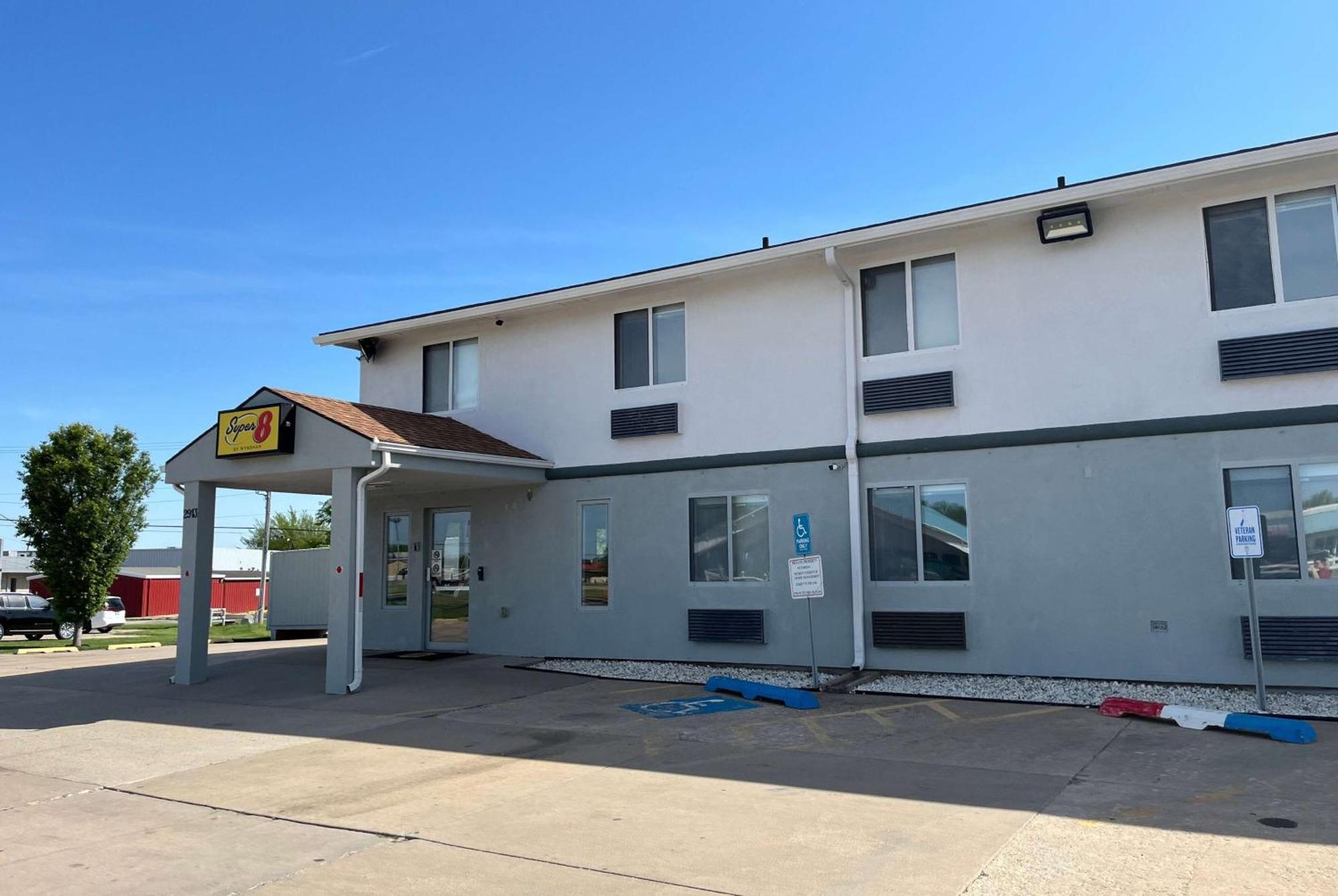 Motel Super 8 By Wyndham Emporia Extérieur photo