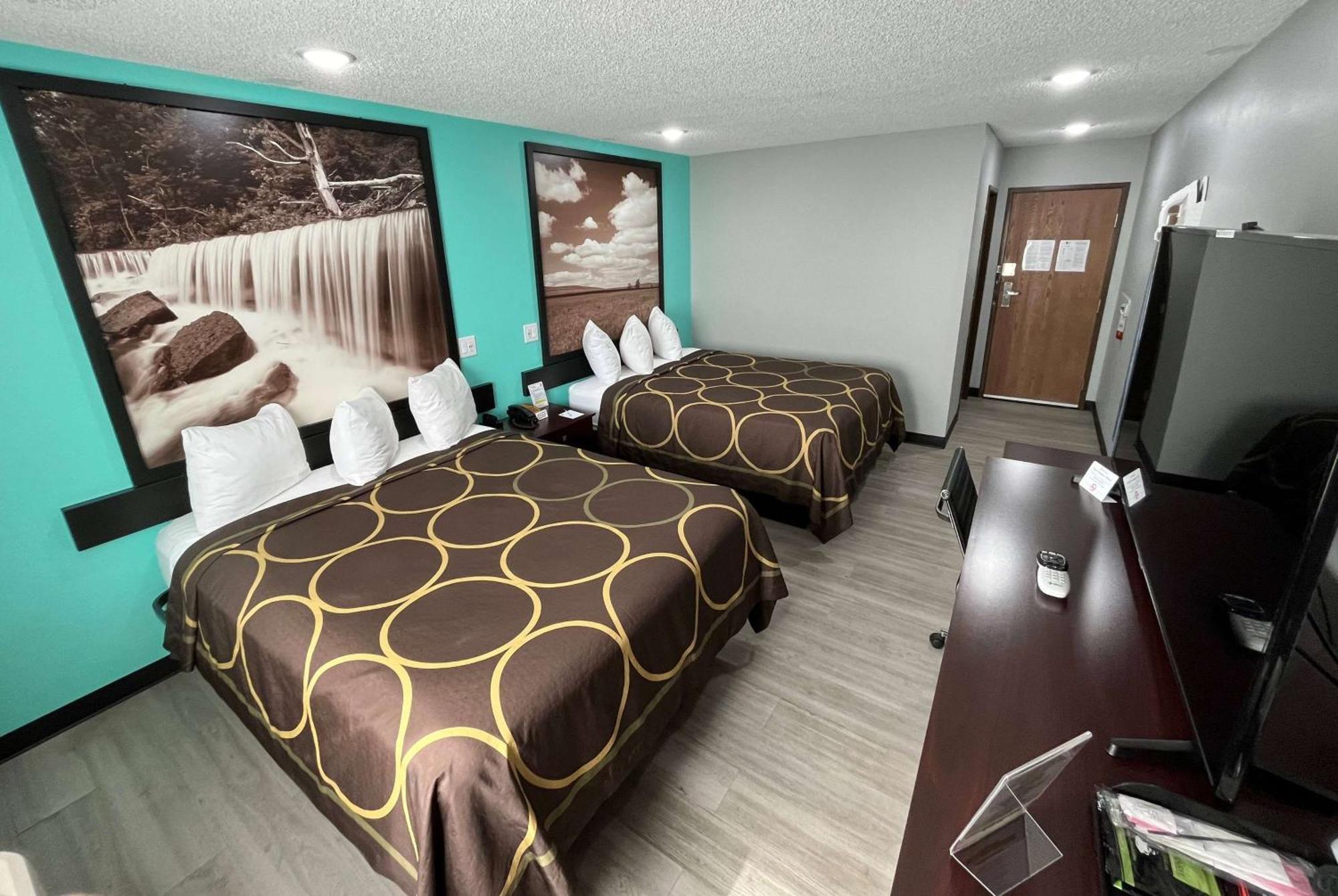 Motel Super 8 By Wyndham Emporia Extérieur photo