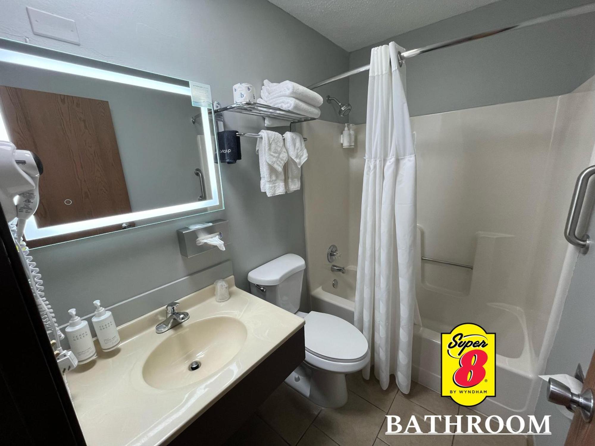 Motel Super 8 By Wyndham Emporia Extérieur photo